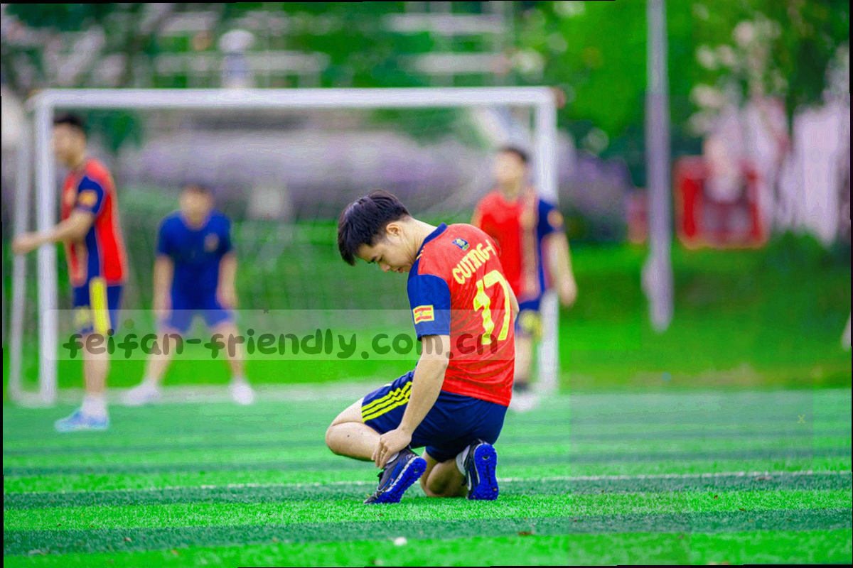 草皮纹理与裁切痕迹的微距画面，绿色高对比