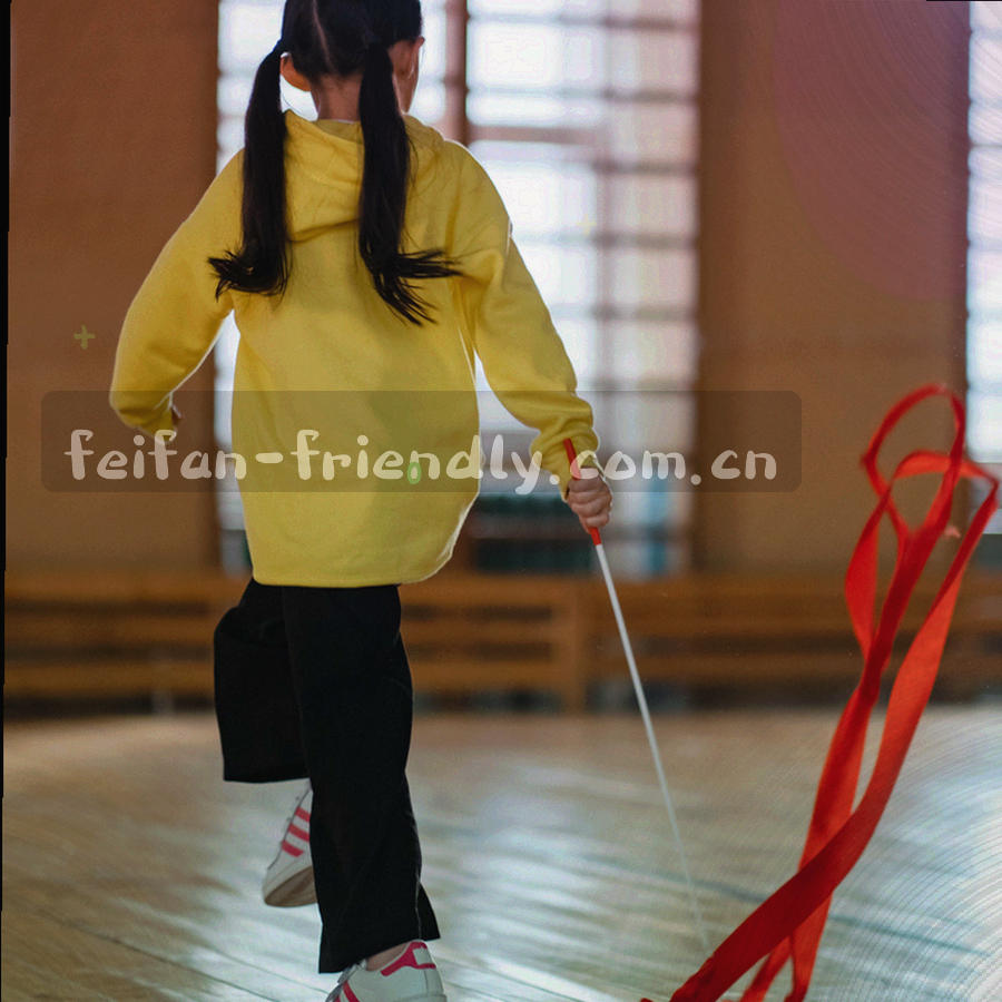 场边补时牌与计时器的近景特写，无人脸
